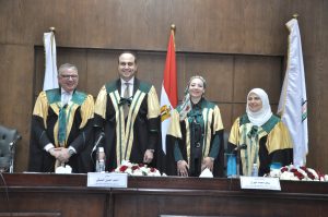 رئيس جامعة عين شمس: التكامل بين البحث العلمي والتنمية أولويتنا.. والجامعة شريك استراتيجي في بناء الدولة والتنمية 3 رئيس جامعة عين شمس