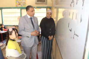 خلال جولة مفاجئة في بولاق الدكرور.. وكيل تعليم الجيزة ينهي تكليف مديرة مدرسة لتقصيرها