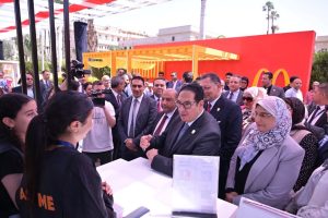 ملتقى توظيف جامعة القاهرة.. عبدالصادق يتفقد معرض الشركات والبنوك ويدعم فرص التدريب والتوظيف للطلاب 2 ملتقى توظيف جامعة القاهرة.. عبدالصادق يتفقد معرض الشركات والبنوك ويدعم فرص التدريب والتوظيف للطلاب