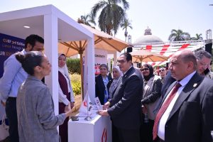 ملتقى توظيف جامعة القاهرة.. عبدالصادق يتفقد معرض الشركات والبنوك ويدعم فرص التدريب والتوظيف للطلاب 3 ملتقى توظيف جامعة القاهرة