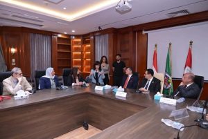 جامعة القاهرة: 11 كلية في مهمة وطنية إلى حلايب وشلاتين لدعم الأهالي بخدمات طبية وغذائية مجانية 3 جامعة القاهرة: 11 كلية في مهمة وطنية إلى حلايب وشلاتين لدعم الأهالي بخدمات طبية وغذائية مجانية
