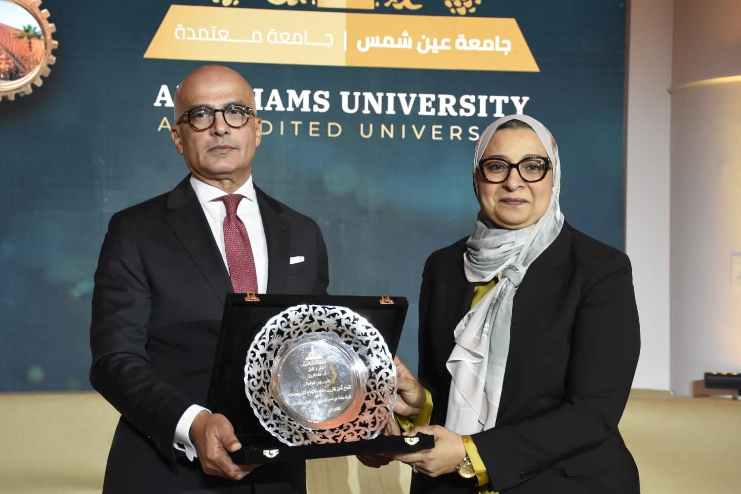 «درع جامعة عين شمس يتوّج مسيرة التميز».. تكريم د. غادة فاروق في ختام المؤتمر الدولي الرابع عشر للجامعة