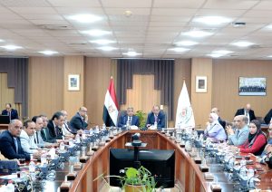 FB IMG 1777305262772 مجلس جامعة المنصورة مجلس جامعة المنصورة يناقش تطوير التخصصات وربط التعليم بسوق العمل بحضور المحافظ موقع في الجامعة