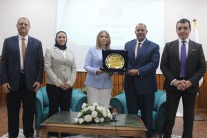 FB IMG 1777568131707 نائب رئيس جامعة عين شمس نائب رئيس جامعة عين شمس يفتتح المؤتمر الدولي الخامس عشر لكلية الآداب حول تطبيقات الذكاء الاصطناعي موقع في الجامعة