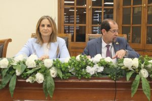FB IMG 1777568134050 نائب رئيس جامعة عين شمس نائب رئيس جامعة عين شمس يفتتح المؤتمر الدولي الخامس عشر لكلية الآداب حول تطبيقات الذكاء الاصطناعي موقع في الجامعة