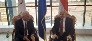 خلال معرض جامعة أسوان الزراعي.. رفع سعر أردب القمح إلى 500 جنيه دعمًا للمزارعين 2 خلال معرض جامعة أسوان الزراعي.. رفع سعر أردب القمح إلى 500 جنيه دعمًا للمزارعين