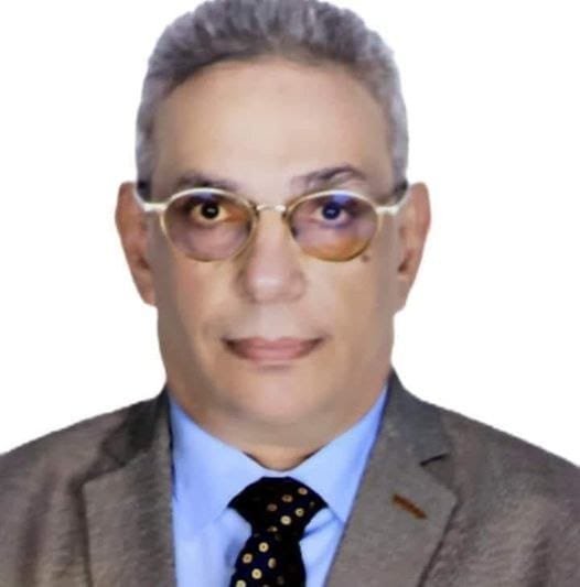 الدكتور علاء عبد الحفيظ أستاذ العلوم السياسية وعميد كلية التجارة بجامعة أسيوط