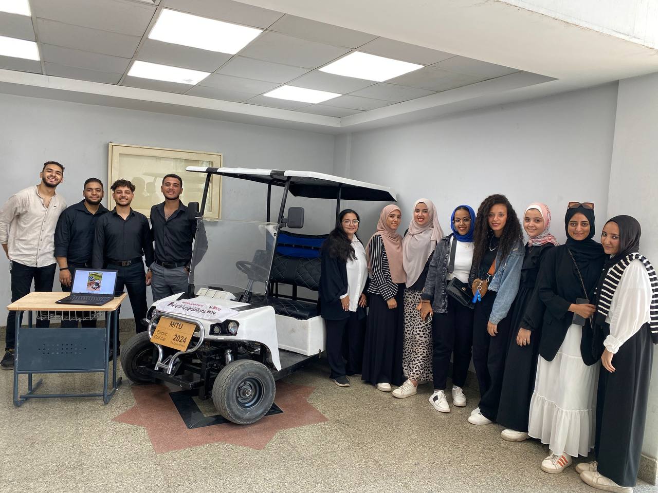 IMG 20260405 WA0051 جامعة المنيا التكنولوجية جامعة حلوان التكنولوجية الدولية تصنع أول سيارة جولف كهربائية محلية داخل ورش الكلية بالقاهرة موقع في الجامعة