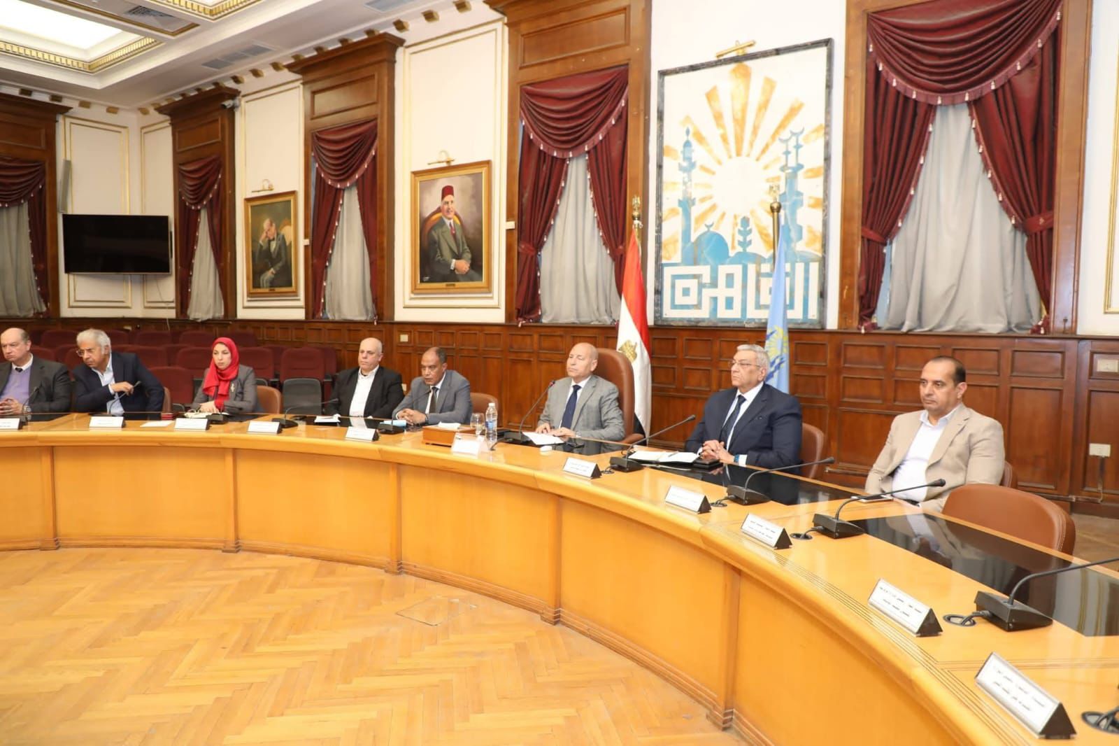 IMG 20260409 WA0011 جامعة أسوان أساتذة جامعة العاصمة يقودون الرؤية الفنية والثقافية لتطوير حلوان مع محافظة القاهرة موقع في الجامعة