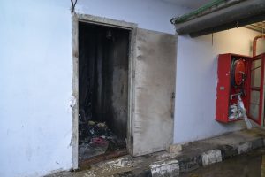 رئيس جامعة القاهرة يتفقد حريق طوارئ قصر العيني بعد السيطرة عليه.. وإخلاء احترازي دون إصابات 2 IMG 20260411 WA0107 رئيس جامعة القاهرة يتفقد حريق طوارئ قصر العيني رئيس جامعة القاهرة يتفقد حريق طوارئ قصر العيني بعد السيطرة عليه.. وإخلاء احترازي دون إصابات موقع في الجامعة