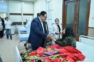 رئيس جامعة القاهرة يطمئن على مرضى الاستقبال والطوارئ بعد نقلهم احترازيًا.. ويؤكد انتظام الرعاية الطبية 2 IMG 20260411 WA0140 رئيس جامعة القاهرة رئيس جامعة القاهرة يطمئن على مرضى الاستقبال والطوارئ بعد نقلهم احترازيًا.. ويؤكد انتظام الرعاية الطبية موقع في الجامعة