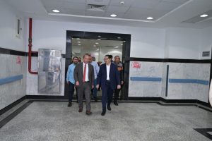 رئيس جامعة القاهرة يطمئن على مرضى الاستقبال والطوارئ بعد نقلهم احترازيًا.. ويؤكد انتظام الرعاية الطبية 5 IMG 20260411 WA0142 رئيس جامعة القاهرة رئيس جامعة القاهرة يطمئن على مرضى الاستقبال والطوارئ بعد نقلهم احترازيًا.. ويؤكد انتظام الرعاية الطبية موقع في الجامعة
