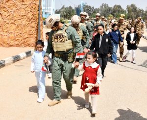 في حضرة الجيش المصري.. أبطال الصاعقة والمظلات يحتفلون بيوم اليتيم مع أطفال مصر 6 في حضرة الجيش المصري.. أبطال الصاعقة والمظلات يحتفلون بيوم اليتيم مع أطفال مصر