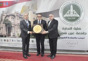 تجارة عين شمس تكرّم قيادات الصحة وتؤكد: البحث العلمي ركيزة تطوير المنظومة الصحية ودعم التنمية 2 تجارة عين شمس تكرّم قيادات الصحة وتؤكد: البحث العلمي ركيزة تطوير المنظومة الصحية ودعم التنمية