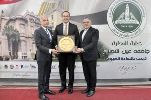 تجارة عين شمس تكرّم قيادات الصحة وتؤكد: البحث العلمي ركيزة تطوير المنظومة الصحية ودعم التنمية 3 IMG 20260414 WA0009 تجارة عين شمس تجارة عين شمس تكرّم قيادات الصحة وتؤكد: البحث العلمي ركيزة تطوير المنظومة الصحية ودعم التنمية موقع في الجامعة