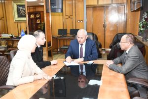 جامعة قناة السويس تتسلم 2.4 مليون جنيه لسداد مصروفات الطلاب المتعثرين وذوي المهم 3 IMG 20260415 WA0051 جامعة قناة السويس تتسلم 2.4 مليون جنيه لسداد مصروفات جامعة قناة السويس تتسلم 2.4 مليون جنيه لسداد مصروفات الطلاب المتعثرين وذوي المهم موقع في الجامعة