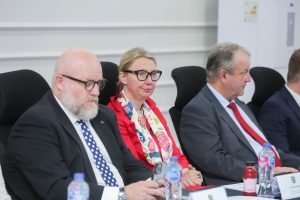 IMG 20260418 WA0023 جامعة ساكسوني مصر جامعة ساكسوني مصر تستقبل وفدًا برلمانيًا ألمانيًا لتعزيز الشراكات التعليمية الدولية موقع في الجامعة