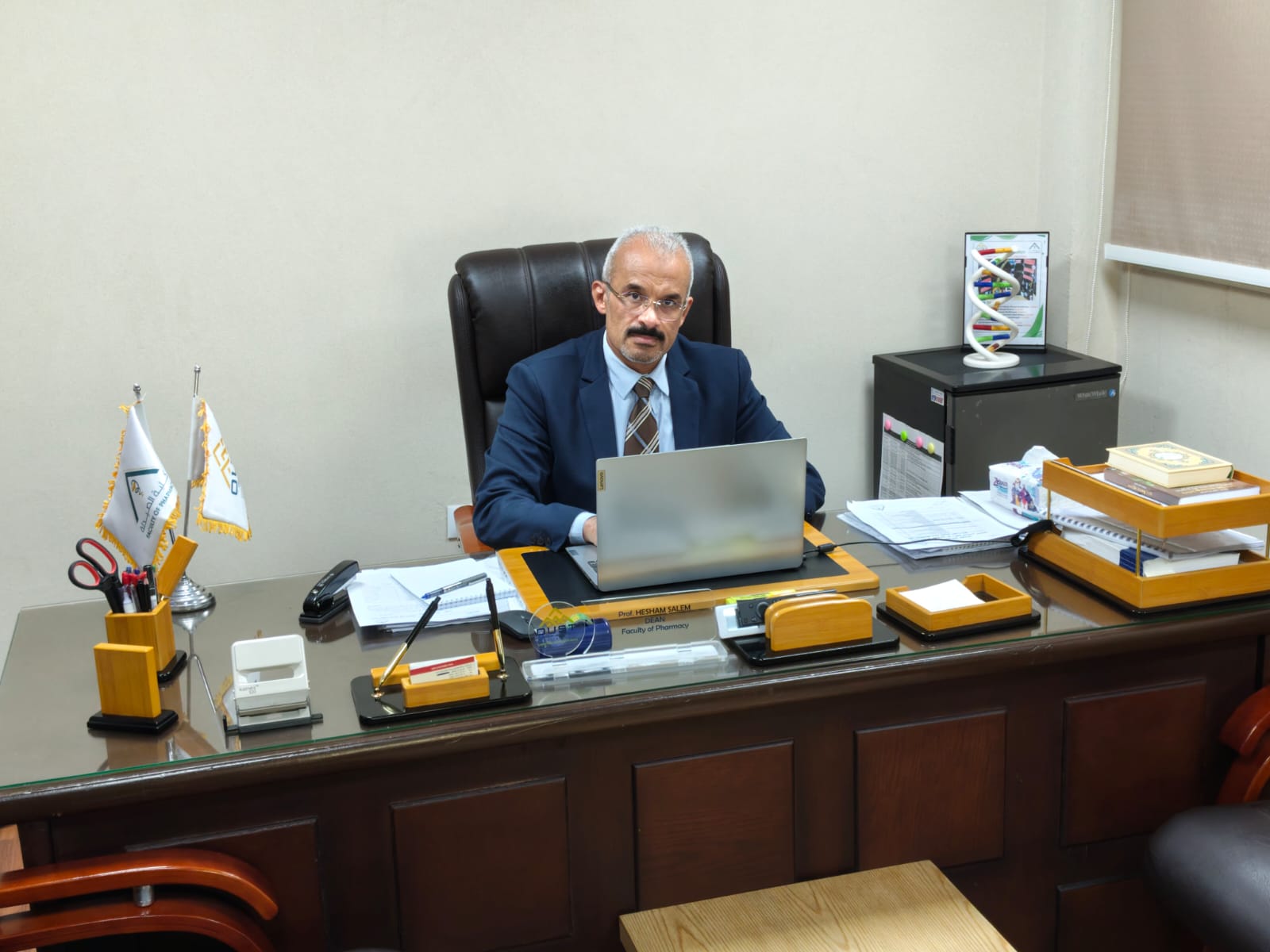 الدكتور هشام سالم عميد كلية الصيدلة بجامعة العبور للعلوم والتكنولوجيا
