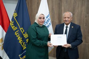 الزميلة نرمين الجمل والقائم بأعمال رئيس الجامعة