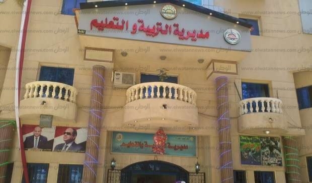 IMG ٢٠٢٦٠٤١٠ ٢٢٠٣٠٠ مدير تعليم قنا يفتتح معرض منتجات مدارس التعليم الفني تعليم مطروح يحظر نشر أي تعليمات على صفحات المدارس دون مراجعة المديرية موقع في الجامعة