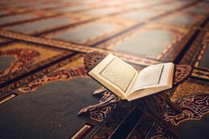 الأزهر يطلق مسابقة “سفير القرآن” لطلاب الإمام الطيب.. جوائز تصل إلى 40 ألف جنيه لحفظة القرآن الكريم 2 قرآن كريم مفتوح على مصلى