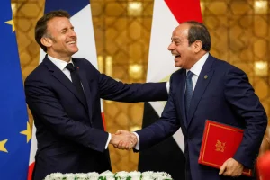 طفرة تاريخية في التعاون المصري الفرنسي.. 70 برنامجًا مشتركًا و42 اتفاقية و80 مشروعًا بحثيًا في مجالات المستقبل 3 الرئيس السيسي وماكرون