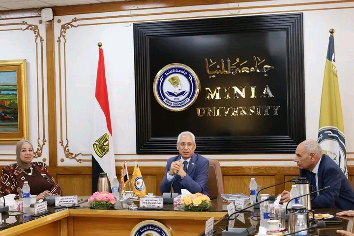 جامعة المنيا تستعرض تطور كلياتها وبرامجها الأكاديمية