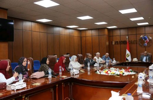 محافظ المنيا خلال لقاءه بالنواب
