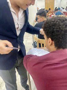 واقعة غش بسماعة بلوتوث في امتحانات حقوق أسيوط.. مصدر بالجامعة يكشف التفاصيل
