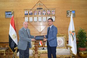 FB IMG 1777912864720 جامعة بنها وصندوق دعم الغزل والمنسوجات جامعة بنها وصندوق دعم الغزل والمنسوجات يوقعان بروتوكول تعاون لتعزيز الربط بين التعليم والصناعة موقع في الجامعة