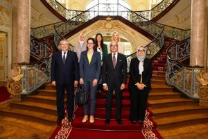 جامعة عين شمس تبحث مع سفيرة المجر تعزيز الشراكات الأكاديمية وتوسيع فرص المنح والتبادل العلمي 3 جامعة عين شمس تبحث مع سفيرة المجر تعزيز الشراكات الأكاديمية وتوسيع فرص المنح والتبادل العلمي