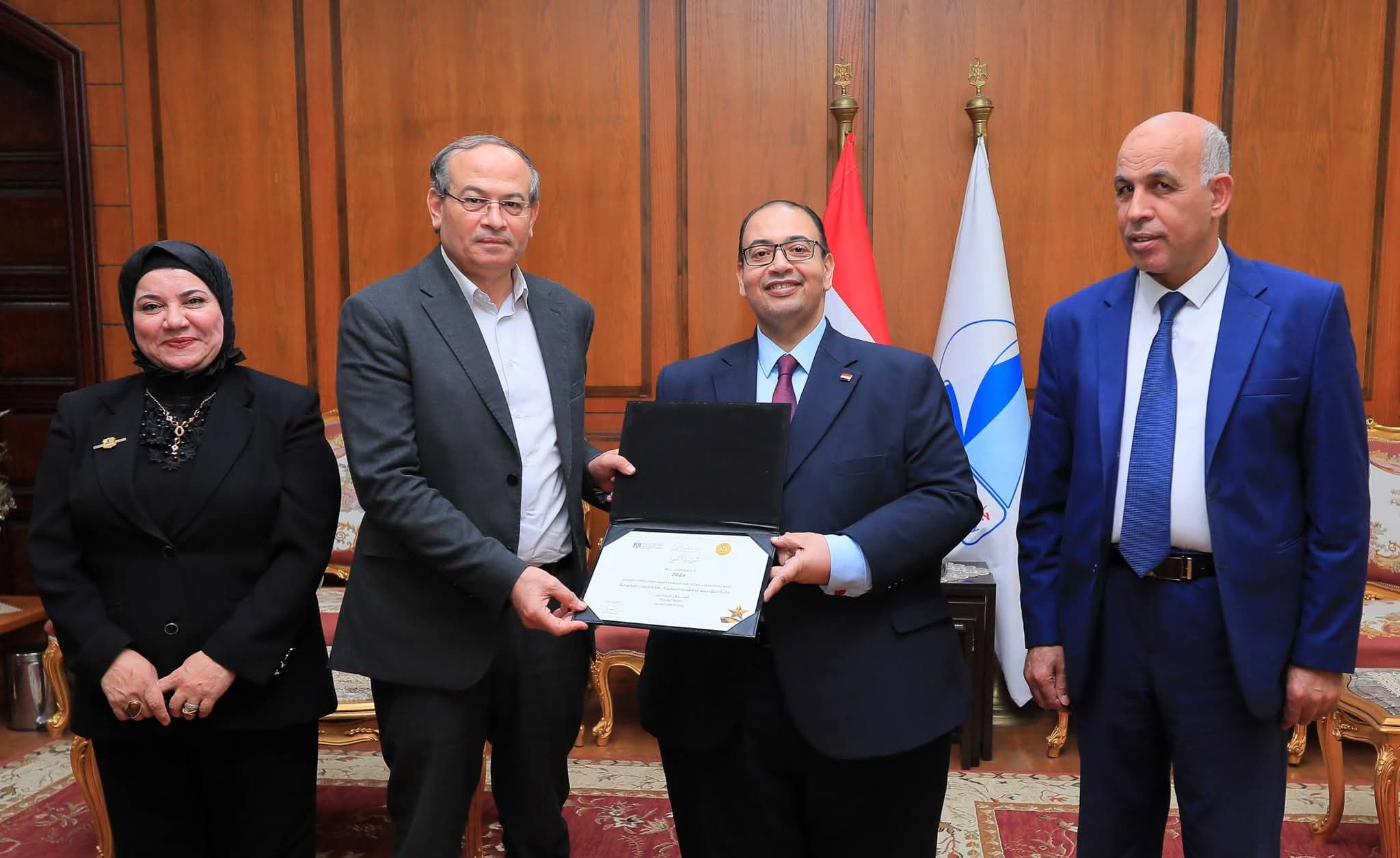 FB IMG 1777994424150 كلية الصيدلة بجامعة كفر الشيخ كلية الصيدلة بجامعة كفر الشيخ تحصد المركز السادس بجائزة التميز الحكومي.. ورئيس الجامعة يُسلم شهادة التكريم موقع في الجامعة
