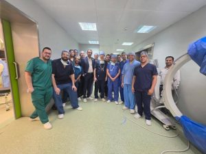 FB IMG 1778259064416 جامعة أسيوط تستضيف جراحًا عالميًا في ورشة متخصصة جامعة أسيوط تستضيف جراحًا عالميًا في ورشة متخصصة للجراحات الميكروسكوبية فائقة الدقة موقع في الجامعة