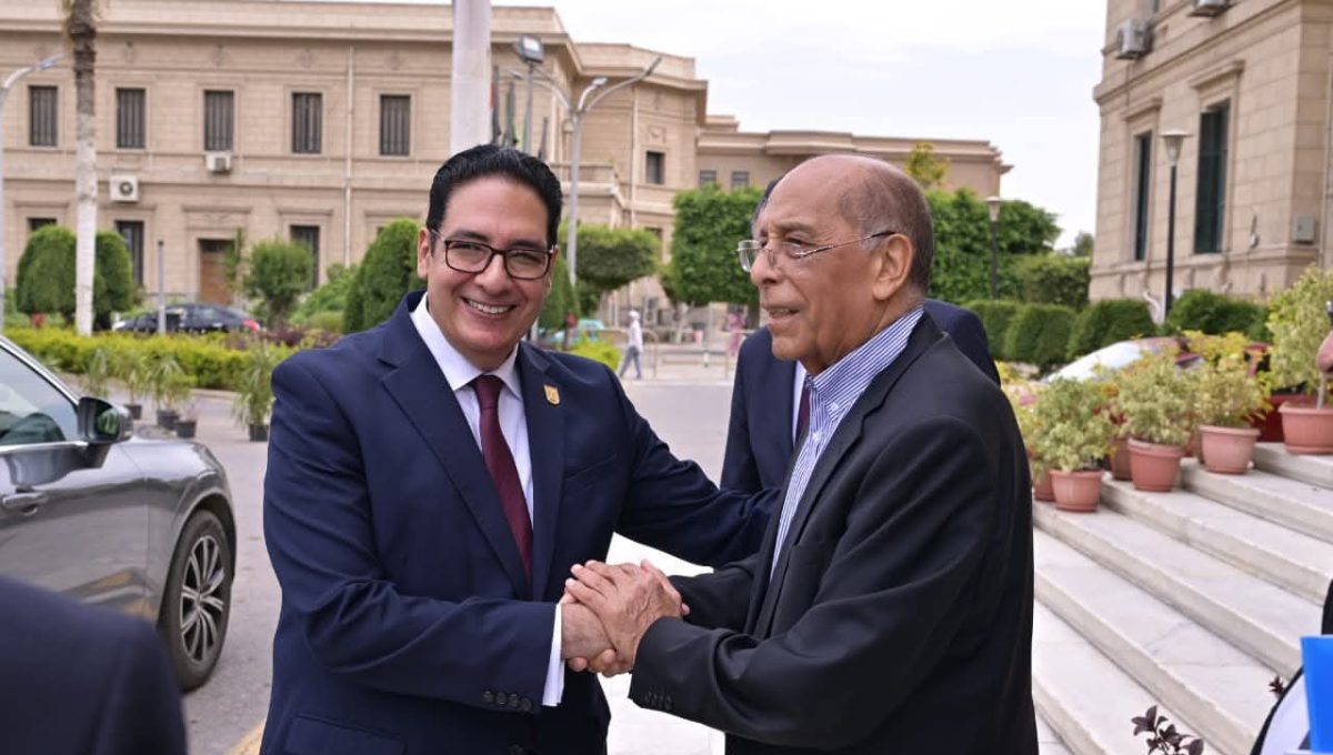 FB IMG 1778741436550 جامعة القاهرة تستضيف محمد سلماوي جامعة القاهرة تستضيف محمد سلماوي في رحلة تكوينه من مدرجات الجامعة إلى فضاء الثقافة والصحافة موقع في الجامعة