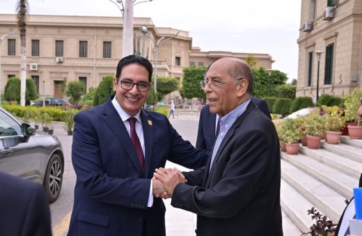 FB IMG 1778741436550 جامعة القاهرة تستضيف محمد سلماوي جامعة القاهرة تستضيف محمد سلماوي في رحلة تكوينه من مدرجات الجامعة إلى فضاء الثقافة والصحافة موقع في الجامعة
