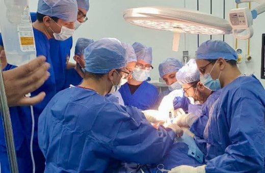 مستشفيات طنطا الجامعية تنجح في استخراج دبوس استقر برقبة فتاة