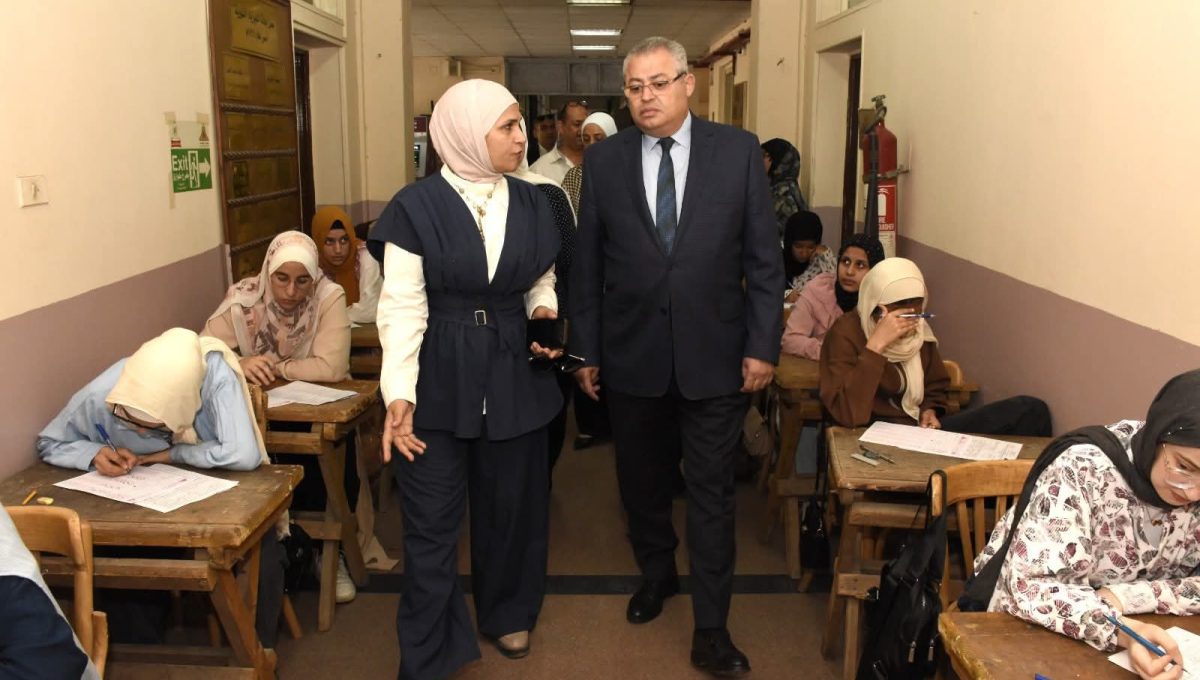 FB IMG 1779126169124 نائب رئيس جامعة عين شمس يتابع امتحانات كلية البنات نائب رئيس جامعة عين شمس يتابع امتحانات كلية البنات ويشيد بانضباط اللجان موقع في الجامعة
