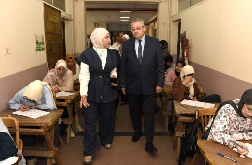 FB IMG 1779126169124 نائب رئيس جامعة عين شمس يتابع امتحانات كلية البنات نائب رئيس جامعة عين شمس يتابع امتحانات كلية البنات ويشيد بانضباط اللجان موقع في الجامعة