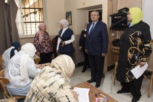 نائب رئيس جامعة عين شمس يتابع امتحانات كلية البنات ويشيد بانضباط اللجان 4 نائب رئيس جامعة عين شمس يتابع امتحانات كلية البنات