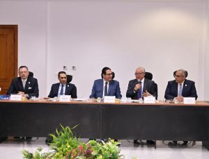 لأول مرة.. انعقاد مجلس كلية الصيدلة جامعة القاهرة داخل مصنع دوائي لتعزيز ربط التعليم بالصناعة| تفاصيل 4 FB IMG 1779262437222 مجلس كلية الصيدلة جامعة القاهرة لأول مرة.. انعقاد مجلس كلية الصيدلة جامعة القاهرة داخل مصنع دوائي لتعزيز ربط التعليم بالصناعة| تفاصيل موقع في الجامعة