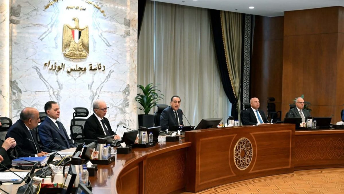 الحكومة تُقر استمرار العمل عن بُعد يوم الأحد أسبوعيًا  