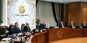 الحكومة تُقر استمرار العمل عن بُعد يوم الأحد أسبوعيًا  