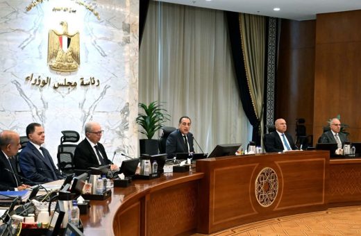الحكومة تُقر استمرار العمل عن بُعد يوم الأحد أسبوعيًا  
