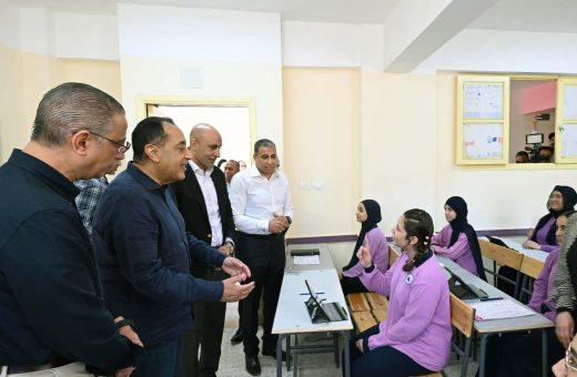 FB IMG 1779528299976 الكلية المصرية الصينية خلال زيارته لمدارس بولاق الدكرور.. رئيس الوزراء يشيد بطلاب يطورون مواقع إلكترونية عبر منصة كيريو موقع في الجامعة