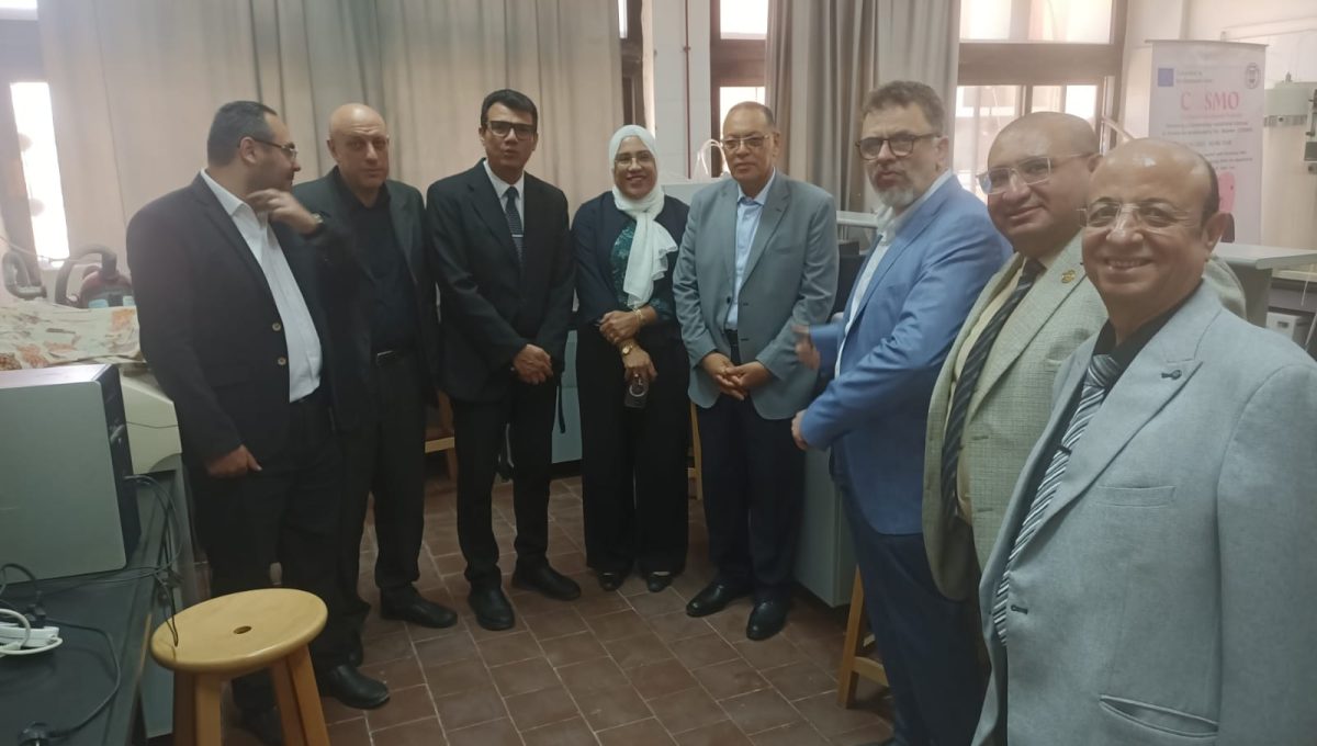 IMG 20260512 WA0013 جامعة قناة السويس تفتتح مركز التجميل وريادة الأعمال جامعة قناة السويس تفتتح مركز التجميل وريادة الأعمال ضمن مشروع “COSMO” الأوروبي بكلية الصيدلة موقع في الجامعة