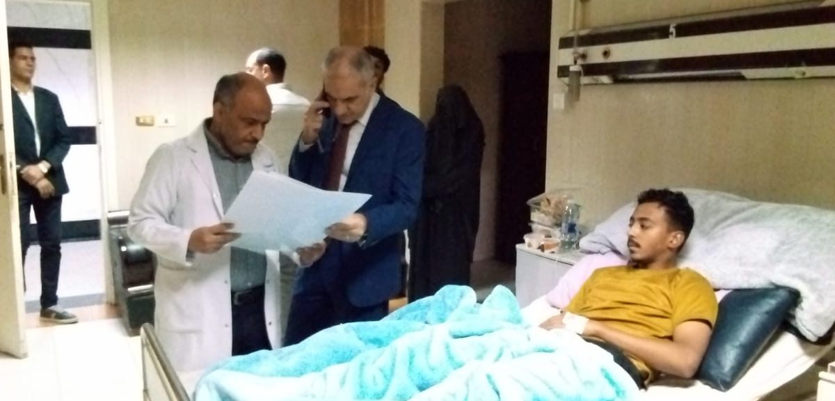 IMG 20260512 WA0024 رئيس جامعة أسوان يطمئن على مصابي حادث طريق صحاري رئيس جامعة أسوان يطمئن على مصابي حادث طريق صحاري المطار ويوجه بعقد الامتحانات داخل المستشفى موقع في الجامعة