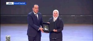 رئيس الوزراء يكرم الدكتورة همت أبو كيلة تقديرًا لجهودها في تطوير التعليم بالقاهرة