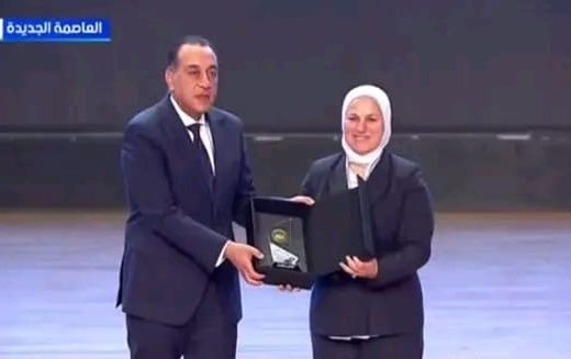 رئيس الوزراء يكرم الدكتورة همت أبو كيلة تقديرًا لجهودها في تطوير التعليم بالقاهرة
