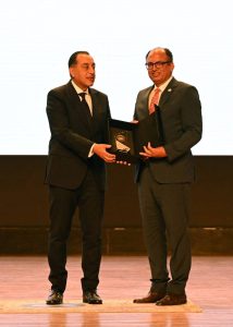 تكريم الدكتور السيد قنديل تقديرًا لجهود جامعة العاصمة في تطوير التعليم العالي 2 تكريم الدكتور السيد قنديل تقديرًا لجهود جامعة العاصمة في تطوير التعليم العالي