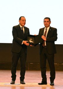 مدبولي يكرم رئيس جامعة ساكسوني مصر تقديرًا لنجاحها في ربط الطلاب بسوق العمل المصري والدولي 2 مدبولي يكرم رئيس جامعة ساكسوني مصر تقديرًا لنجاحها في ربط الطلاب بسوق العمل المصري والدولي